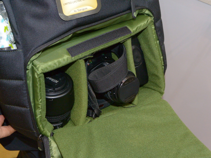 バックパックのカメラ収納部