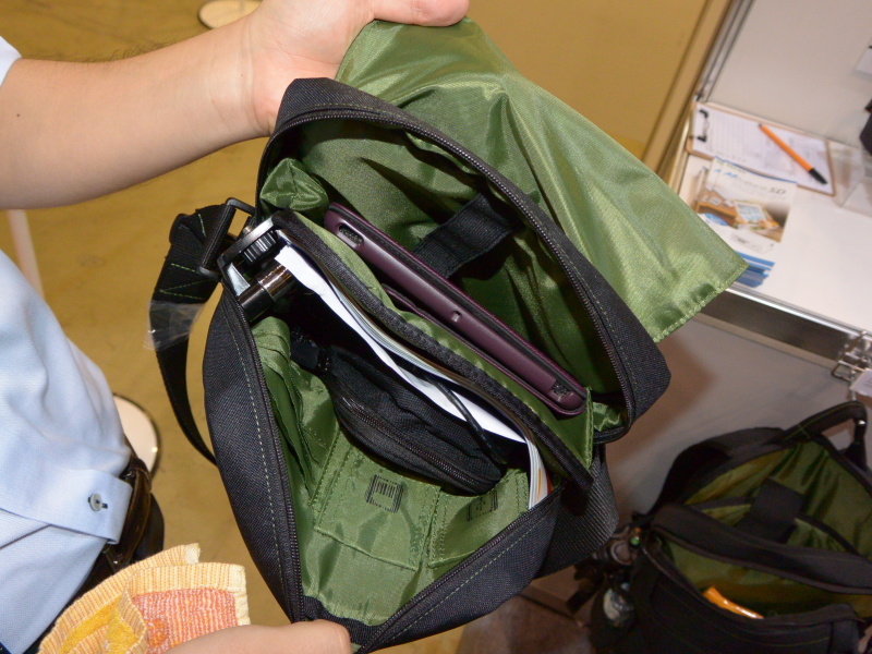 メッセンジャーは12.1型ノートパソコンまでに対応