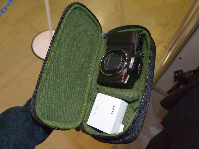 ミラーレス向けというポーチが付属する