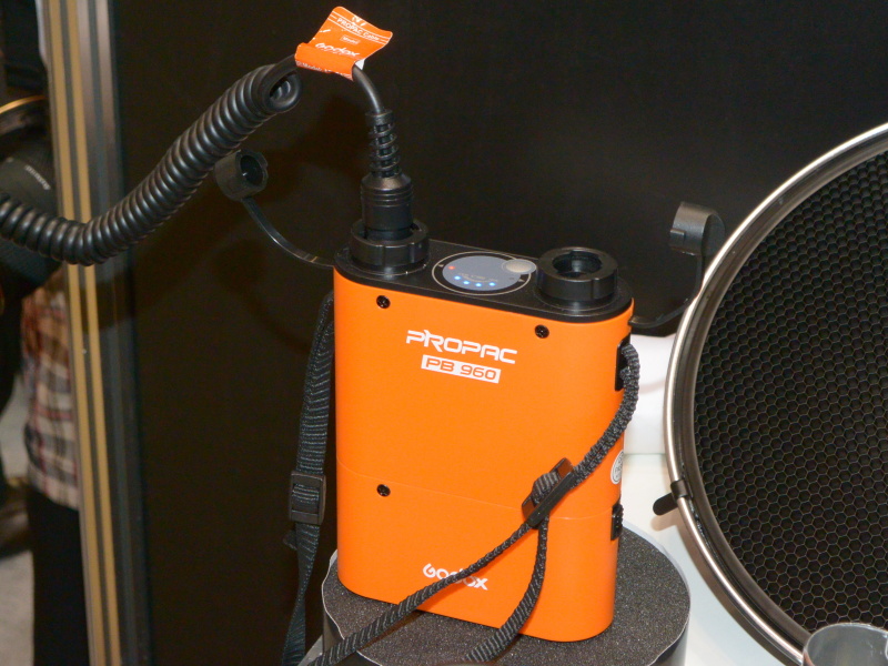 バッテリーパックPB960。従来モデルから容量が増えたほか、出力が2つになった。加えて下のバッテリー部分のみを交換可能できるようになった