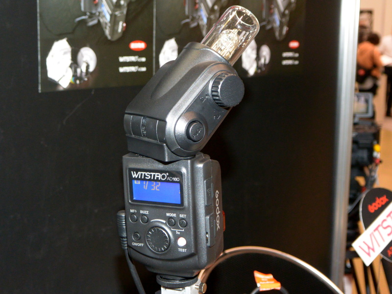 発光部。ヘッドが上下左右に動く。発光管の交換も可能。別売でリフレクターやスヌートなどを用意している