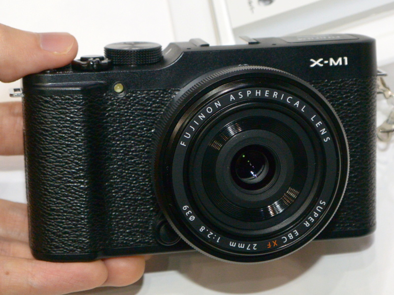 FUJIFILM X-M1ブラック。レンズはXF 27mm F2.8