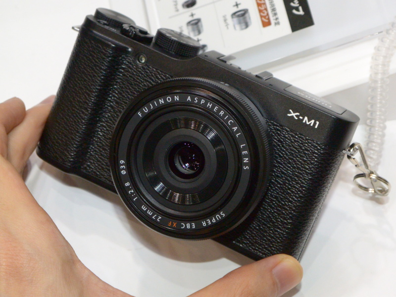 FUJIFILM X-M1ブラック。レンズはXF 27mm F2.8