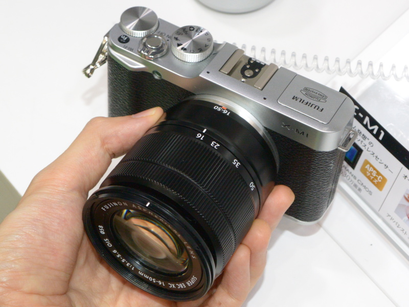 FUJIFILM X-M1（シルバー）にXC 16-50mm F3.5-5.6 OISを装着