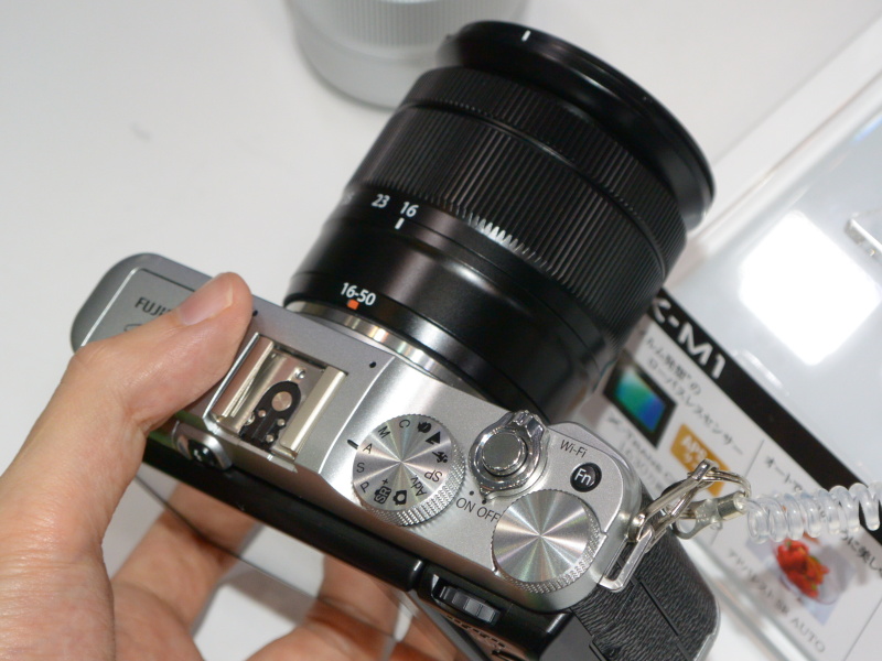 FUJIFILM X-M1（シルバー）にXC 16-50mm F3.5-5.6 OISを装着