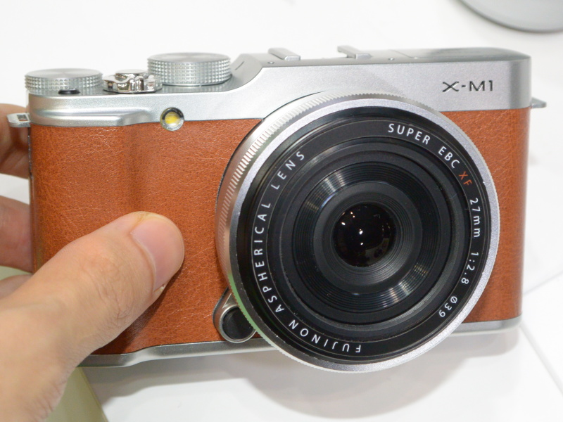 FUJIFILM X-M1（ブラウン）にシルバーのXF 27mm F2.8を装着したイメージ。ブラウンのみ発売日が遅く、今回の展示もモックアップだった