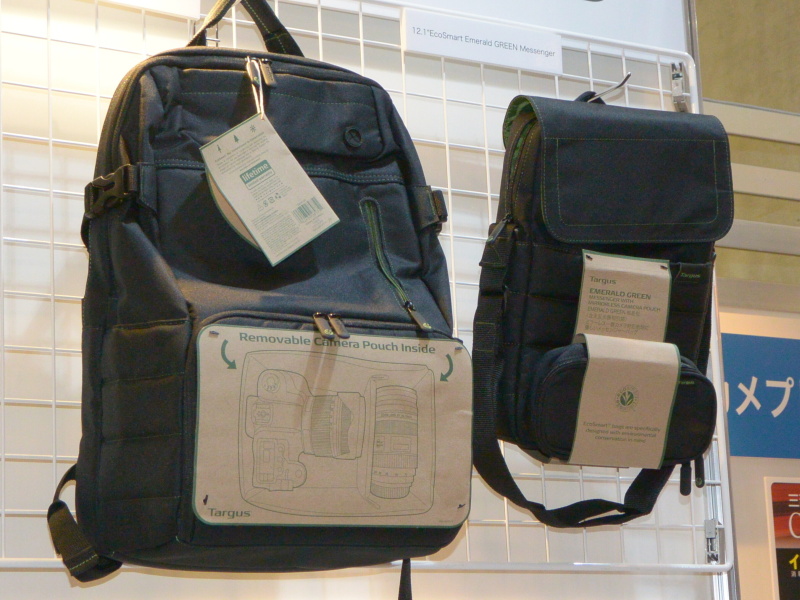 16インチPC対応のバックパック（左）と12.1インチPC対応のメッセンジャー（右）
