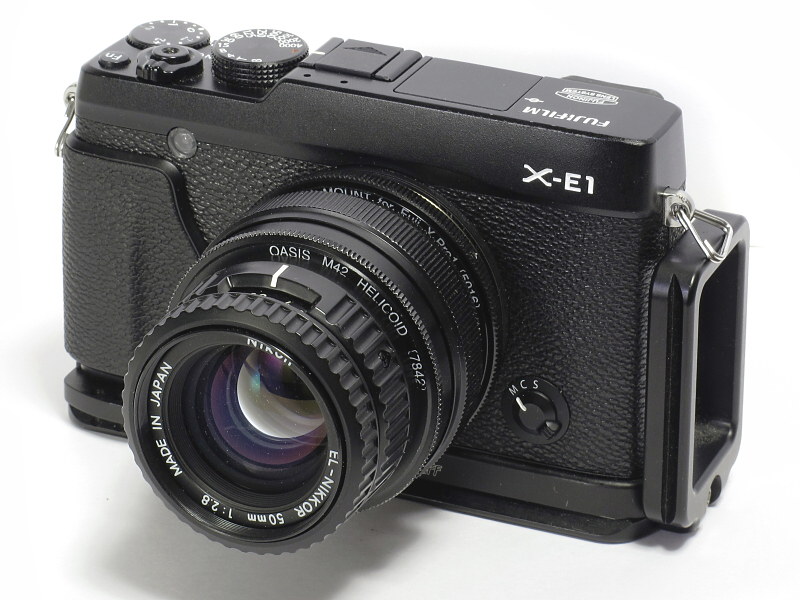 FUJIFILM X-E1に装着した引き伸ばしレンズ。X-E1のクラシカルな外観によくマッチしている。FUJINONの引き伸ばしレンズを使って、富士フイルム純正というのもおもしろいかも。