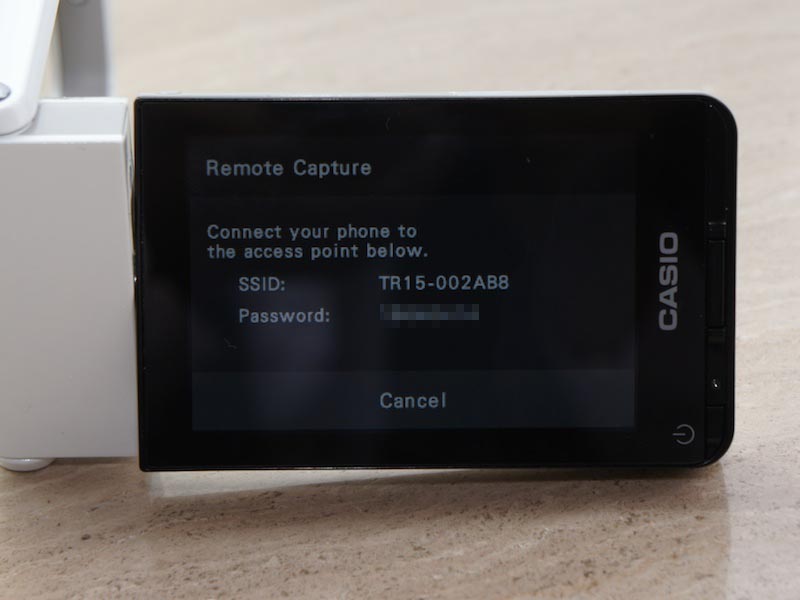 無線LAN機能を内蔵。専用アプリ（iOS、Android）を介して、スマートフォンへの画像転送や、スマートフォンでのリモート撮影が行なえる
