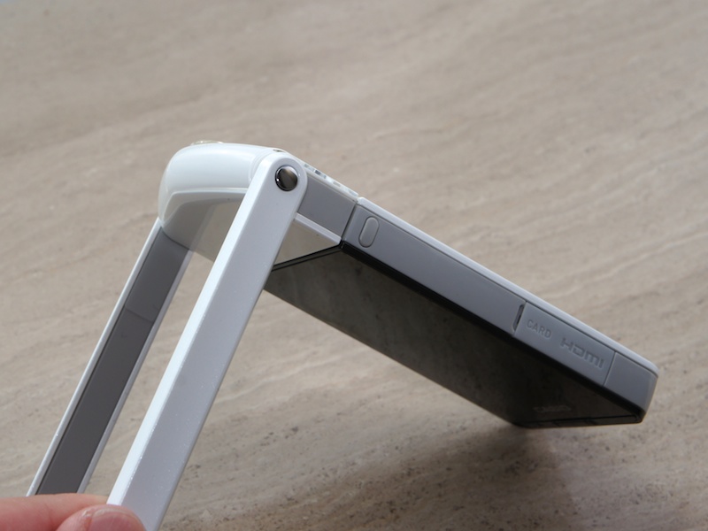 フレームの根元にシャッターボタンが設けられた。自分撮り時に使いやすい