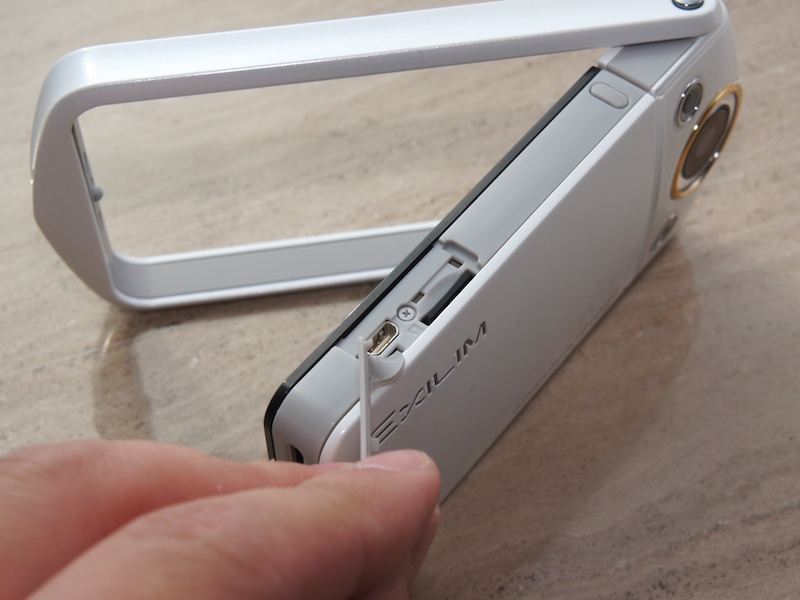 記録メディアとして新たにmicroSDメモリーカードを採用。従来はSD系だった