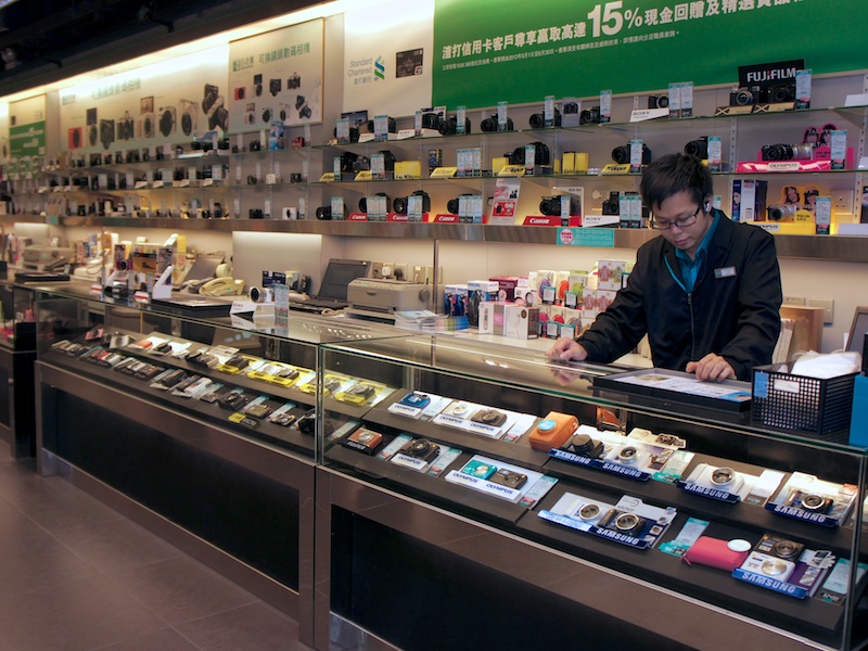 カメラ売場の様子。タッチ&amp;トライのための展示は少なく、店員による対面販売が基本。旧TRの在庫はすでに払底しており、新TRへの期待は大きいという