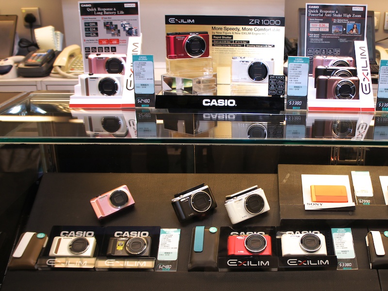 カメラ売場の様子。タッチ&amp;トライのための展示は少なく、店員による対面販売が基本。旧TRの在庫はすでに払底しており、新TRへの期待は大きいという
