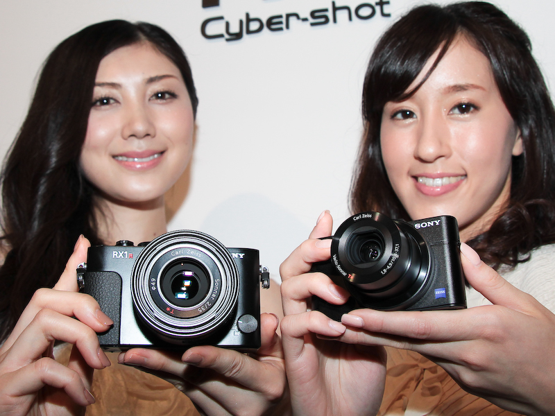 DSC-RX100M2（右）とDSC-RX1R（左）