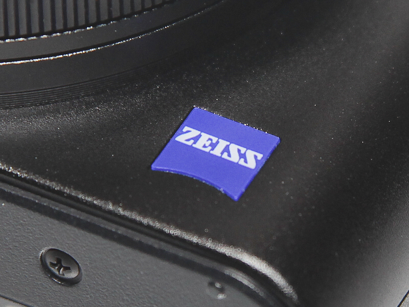 本体前面の「ZEISS」ロゴが、シールからプレートになった。