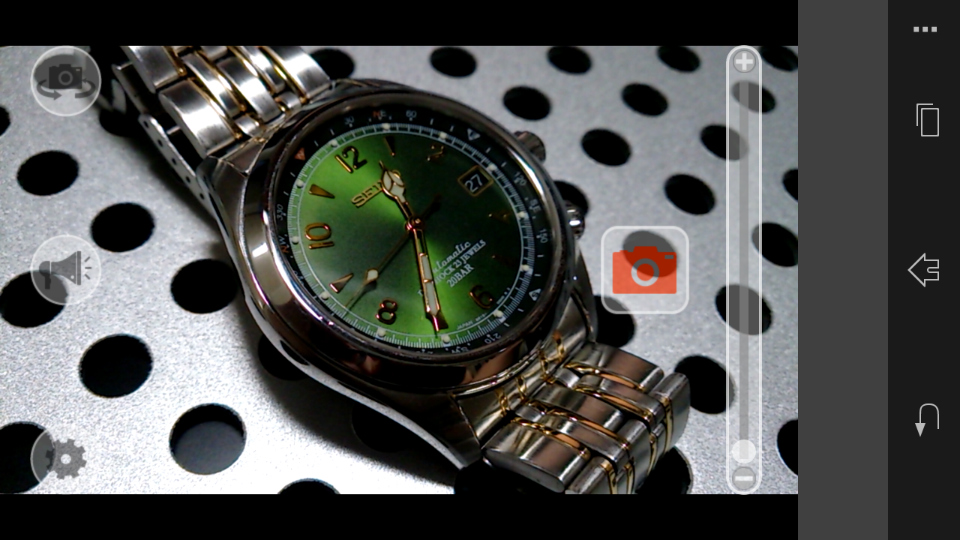 pick pic camera撮影画面。基本的には画面に表示された「カメラアイコン」をタップして撮影を行なう