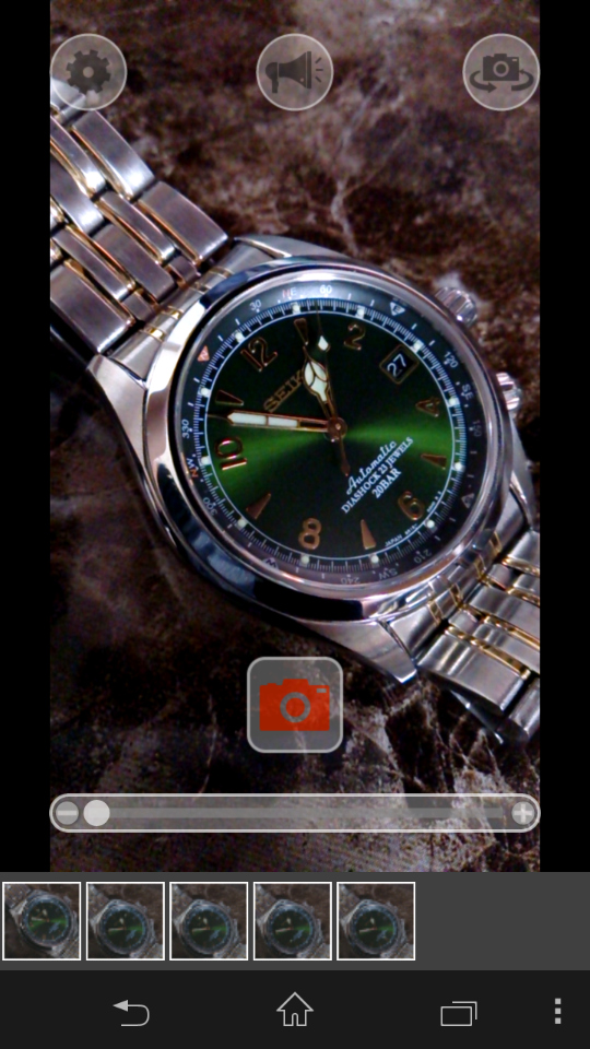 画面下部（縦位置）または画面右側（横位置）に表示されたサムネイルをタップすると、写真生成画面へと切り替わる