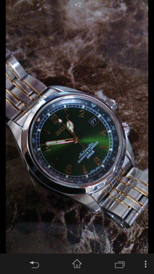 「設定」（画面右下の「...」）→「拡大」とタップすることで、拡大表示も可能。画面上部の数値は、現在表示している写真位置を示す