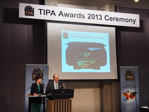 受賞機種を紹介するTIPA副会長のGiulio Forti氏