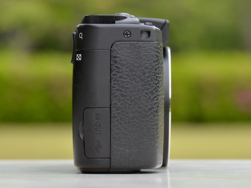 内蔵ストロボ部のデザインや出っ張り感が少し目立つが、レンズ外枠やグリップ部の膨らみが、その出っ張りとのバランスを取る働きをしている……ように思える。なお、液晶モニター表面にはいくつかの傷があり、グリップ部とは反対の側面（トップカバー部）には小さな亀裂も見られる。中古入手のオールドデジカメならでは。