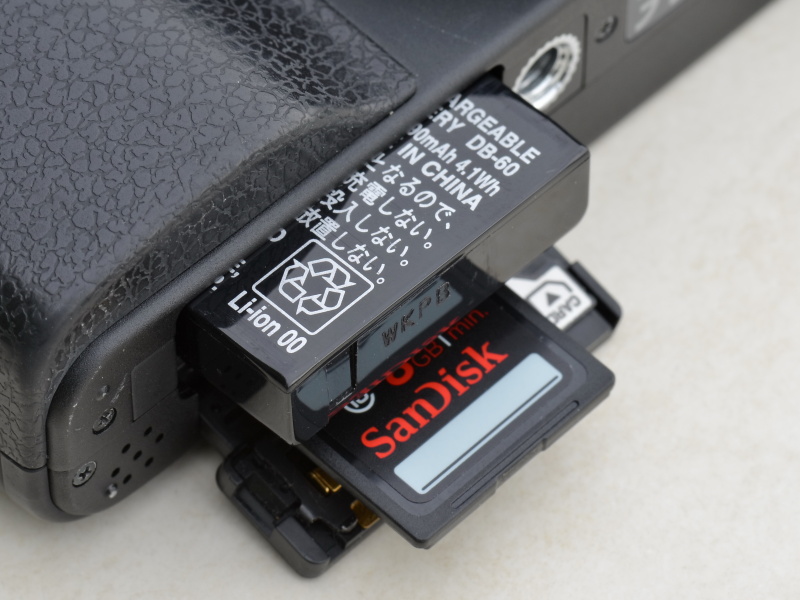 記録媒体はSDHC/SDメモリーカード。26MBの内蔵メモリーも搭載する。バッテリーはDB-60で撮影可能枚数は約340枚。緊急用に単4型アルカリ乾電池（2本）も使用可だが、その場合の撮影可能枚数は約30枚となる。