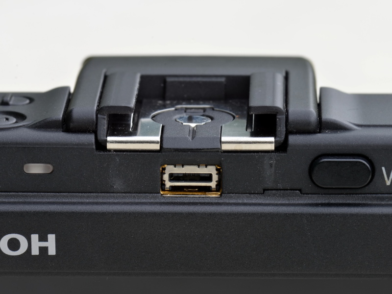 外部ストロボだけでなく、液晶ビューファインダー「VF-1」も装着できるホットシュー（左）と、ワイドコンバーターを装着する際に外すリングキャップ（右）。こういった拡張性もGXシリーズの魅力である。