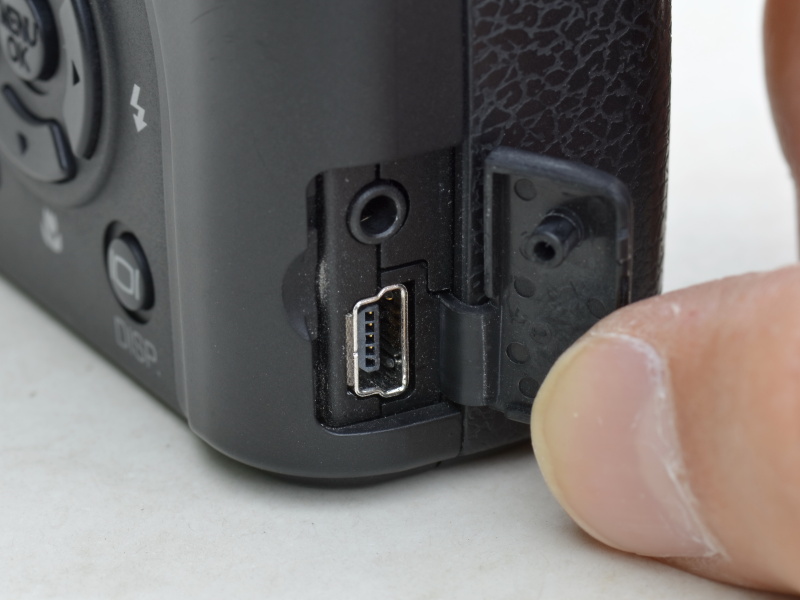 グリップ部横のカバー内には、AV出力端子とUSB端子を装備。