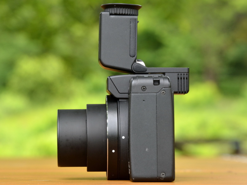 EVFはチルト可能