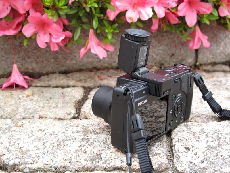 液晶ビューファインダー「VF-1」には、90度のチルト機構を備えているので、ローポジションやローアングルの撮影も快適に行なうことができる。