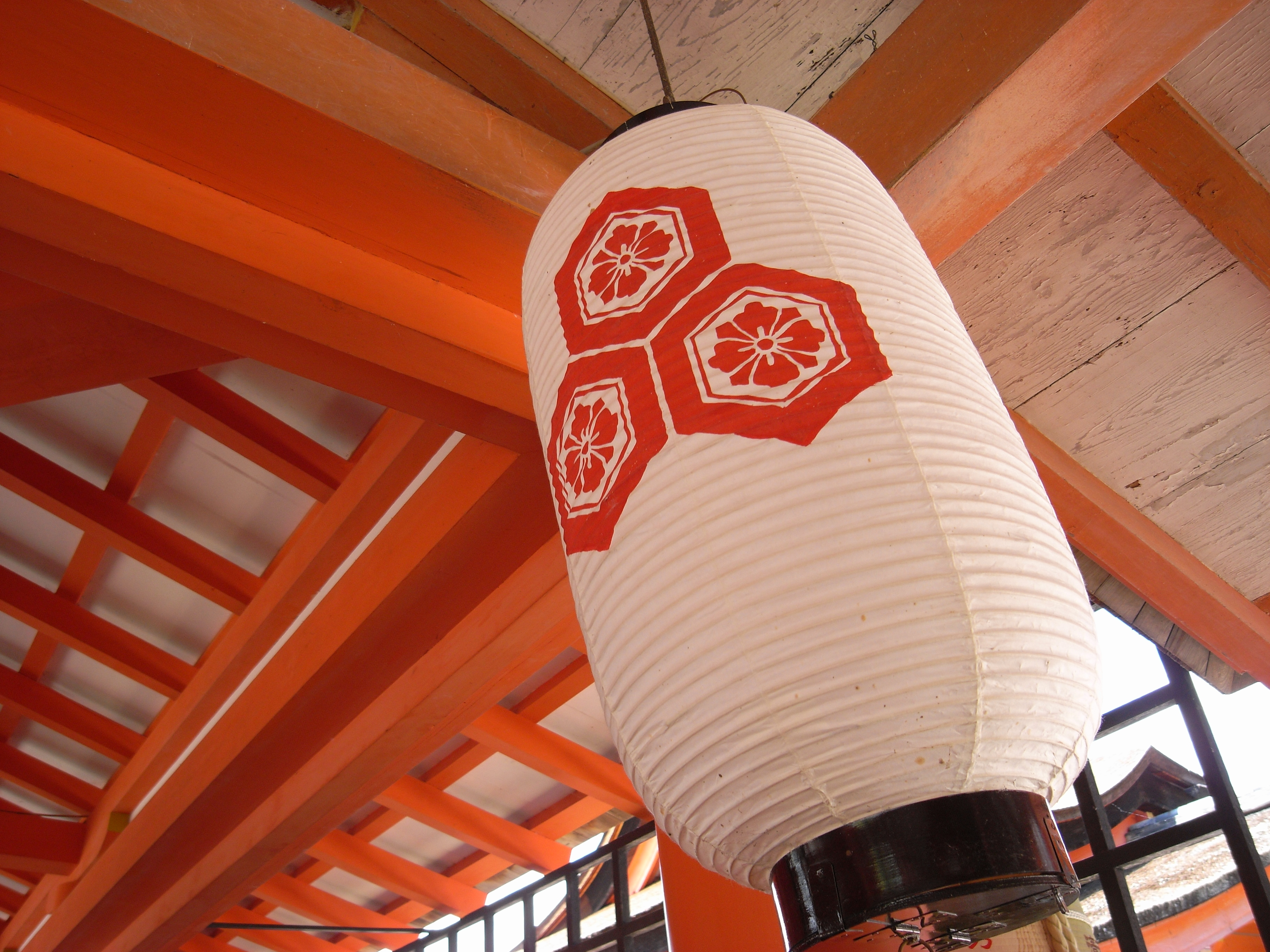 24mm相当（左）と28mm相当（右）の画角比較（ステップズームを使用）。もちろん、背伸びや後ずさりはしてません（笑）。