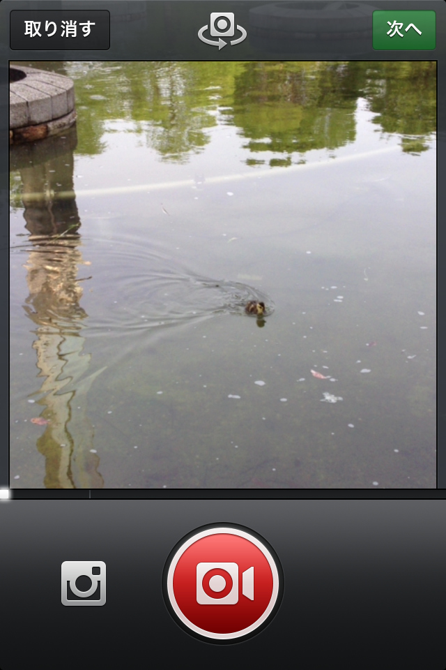 中央の赤いボタンが録画ボタン。タップしている間は録画されて、離すと一時停止します