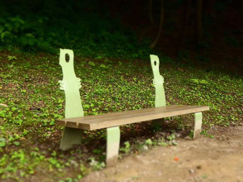 ジオラマフォルターを使うと、何気ないイスも主役として語り出します