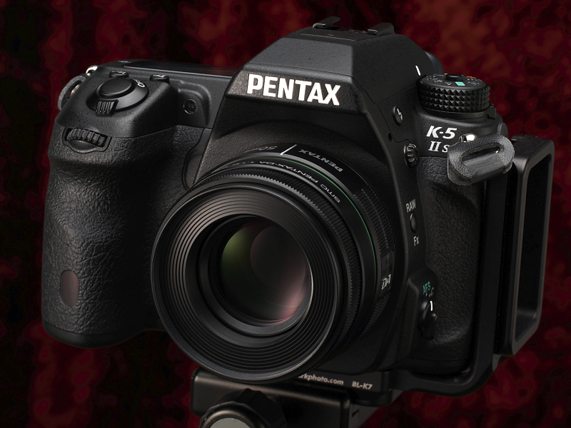 PENTAX K-5 IIsとの組み合わせ。発売は2012年7月。実勢価格は2万2,600円前後。