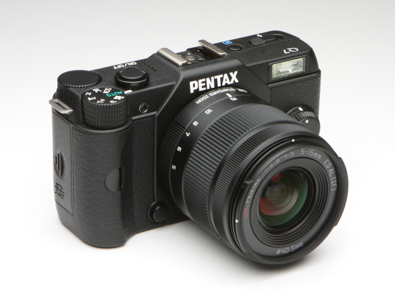 「02 STANDARD ZOOM」を装着。Q7への装着では、35mm判換算で23-69mmの画角となり、広角側に重きを置く標準ズームとなる。