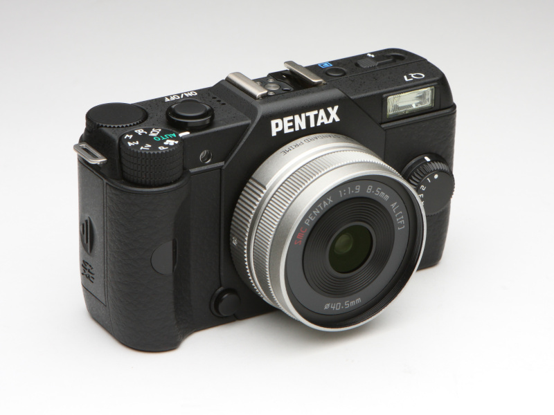 「01 STANDARD PRIME」を装着したQ7。39.1mm相当の画角は、使い勝手のよいスナップレンズだ。