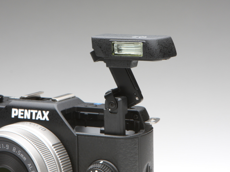 ストロボはQ10同様思いのほか高くポップアップする。ガイドナンバーは約4.9（ISO100・m）。レンズシャッター使用時は1/2,000秒までシンクロする。