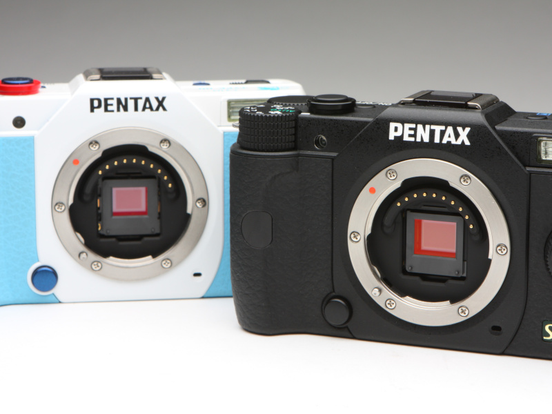 1/2.3型センサーを積むQ10（左）と見比べると、イメージセンサーのサイズに極端な違いはないように感じられる。