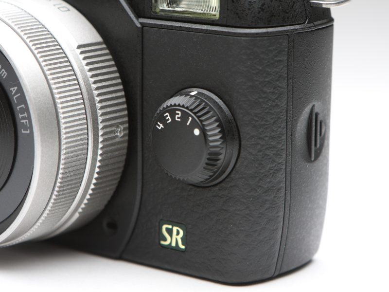 クイックダイヤルを備えているのもこれまで同じ。スマートエフェクトやカスタムイメージ、デジタルフィルターなど登録しておける。