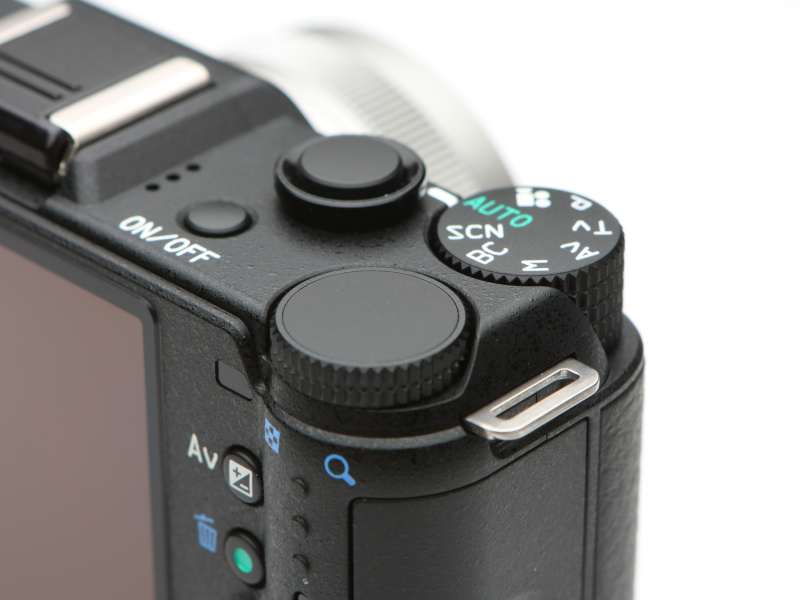 電子ダイヤルまわりのボタンレイアウトもこれまでと変わりがない。Q7のレギュラーカラーはシルバー、ブラック、イエローの3色となる。