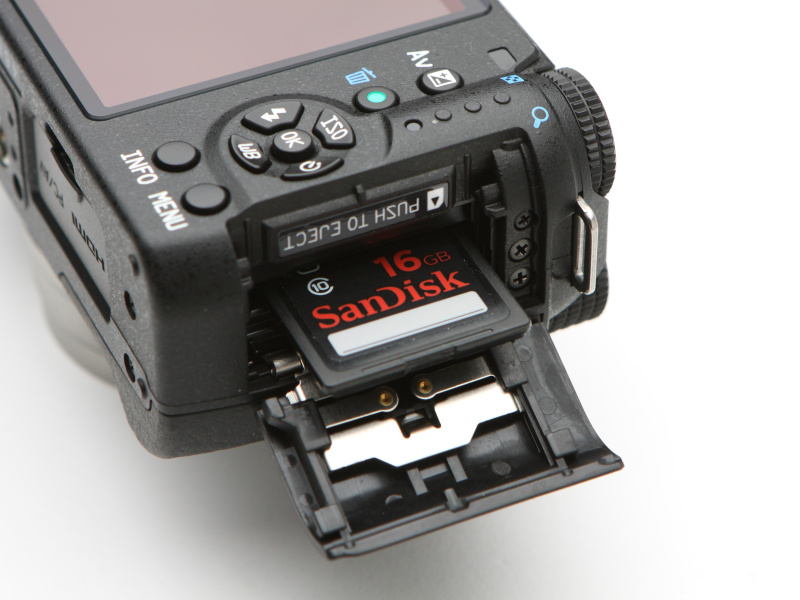 カードスロットもこれまでと同じく独立して備わる。使用可能メディアは、SDXC/SDHC/SDメモリーカードに加え、新たにEye-Fiカードも対応となった。