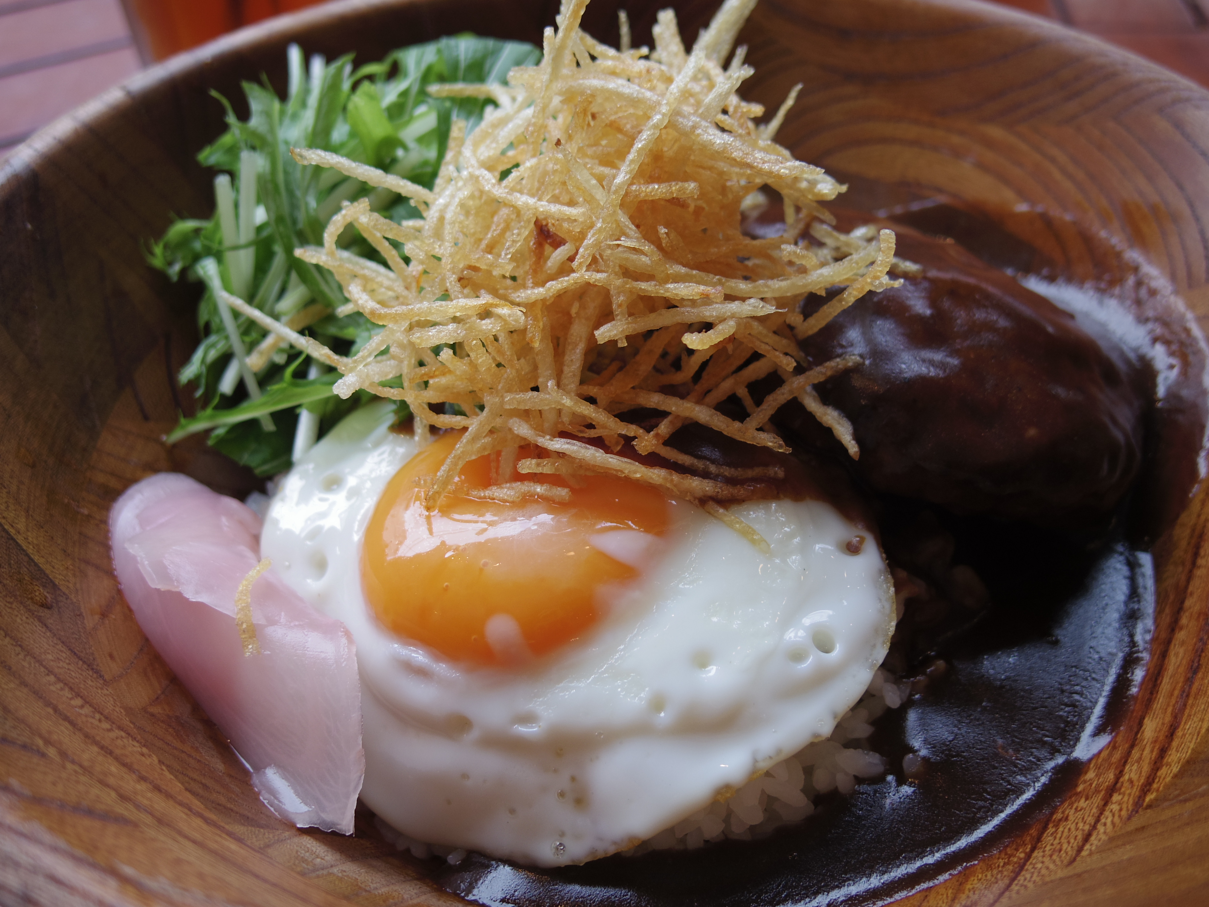 テラスでロコモコランチ。自然光と店内からの蛍光灯のミックス光ですが見た目に近い色が出ました。01 STANDARD PRIME / 1/200秒 / F1.9 / 0EV / ISO100 / 絞り優先AE / WB：オート / 8.5mm