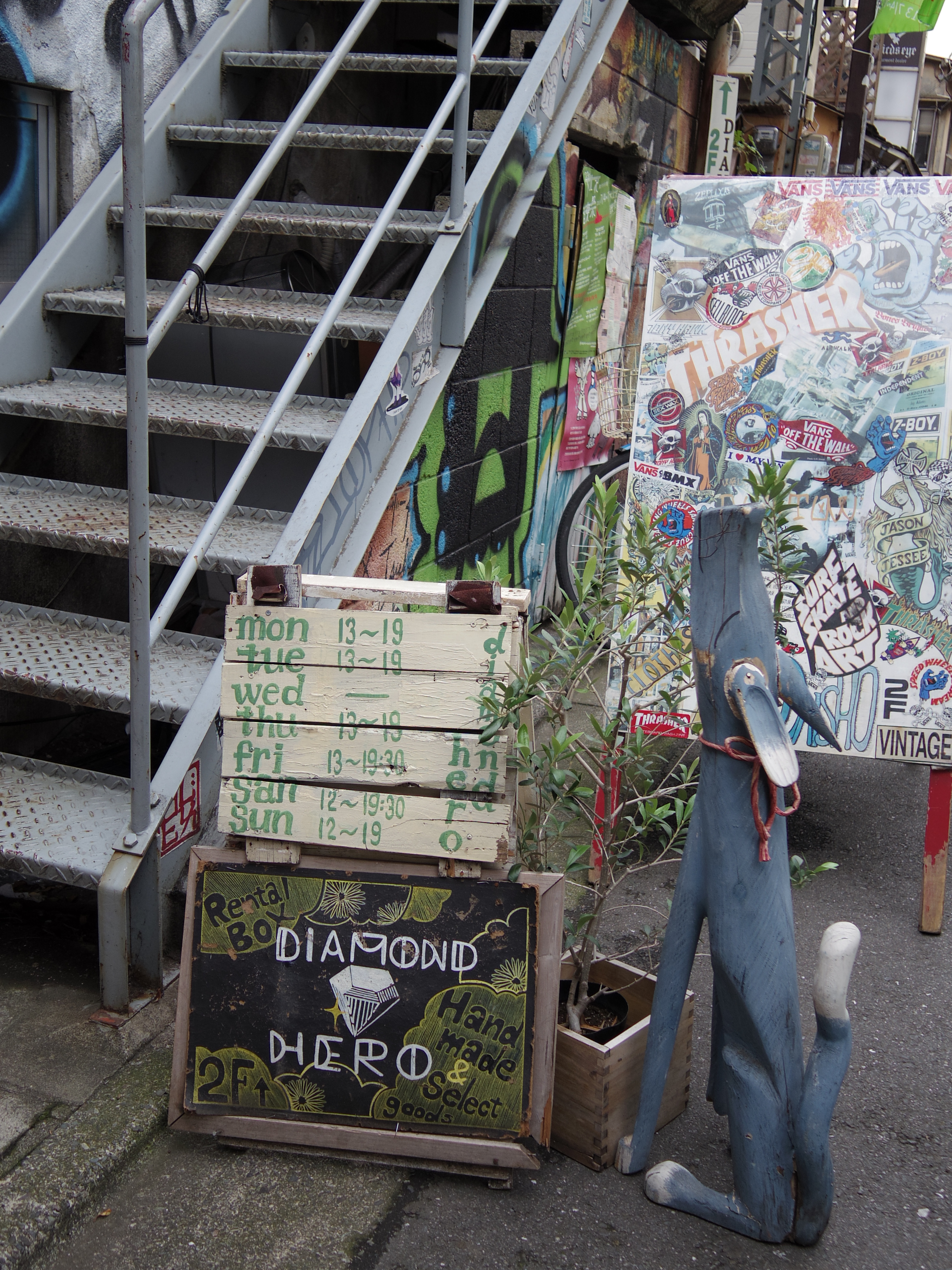 雨上がりの昼下がり。ちょっと暗い空だったのでAWBは忠実といえるでしょう。01 STANDARD PRIME / 1/400秒 / F1.9 / 0EV / ISO100 / 絞り優先AE / WB：オート / 8.5mm