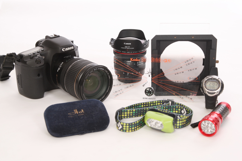 携行品の一例。カメラボディ+標準ズームレンズ、魚眼レンズ、ハーフNDフィルター+フィルターホルダー、サンガイドRV、文字盤発光する時計、ライト類、木炭カイロ。