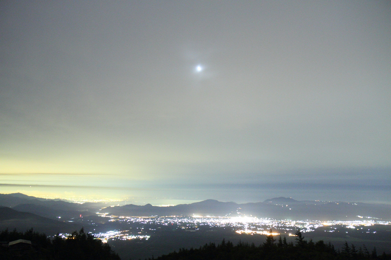 駐車場から市街地側を撮影。曇っていましたが、時折月が顔を出します