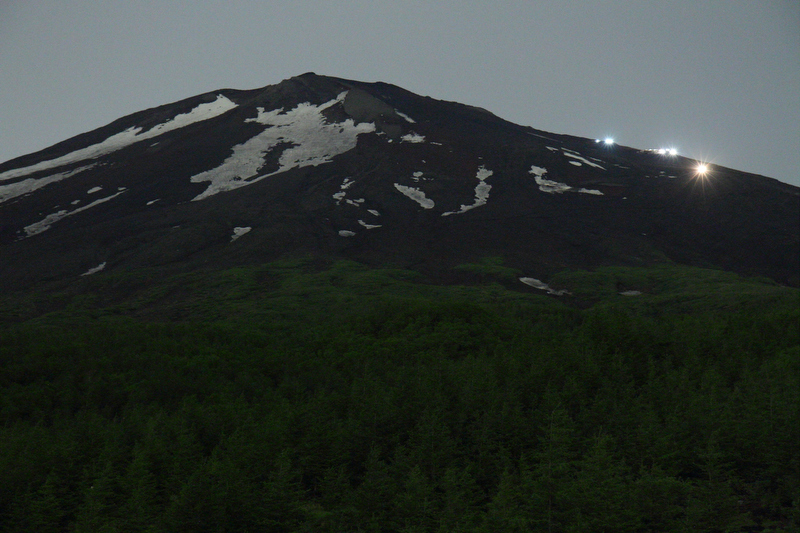 山頂側にカメラを向けたカット。山開き前ということで登山者はまばらです
