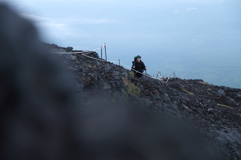 須走口からの登山者はあまりいません。同じタイミングで登ってきたのもわずか1グループで、スムーズに到着しました