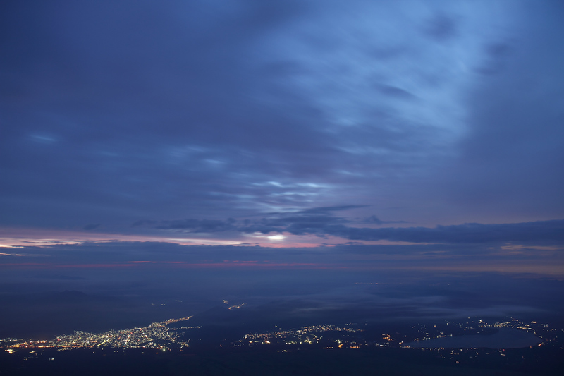 大陽館前から最初の1カット。日の出時刻から約1時間前から色づきが確認できます。