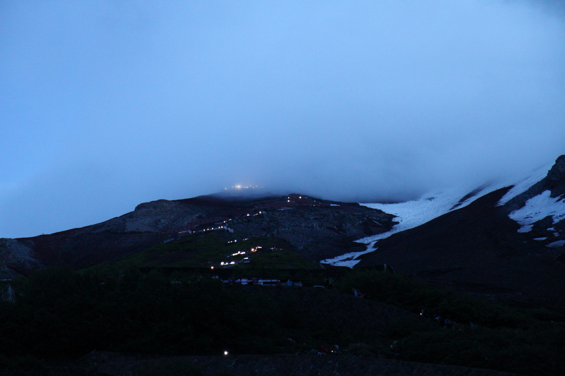 見上げると山頂付近は雲の中に。雨を覚悟する必要があります