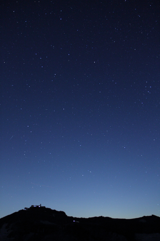 富士山測候所と星空