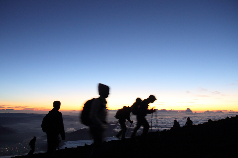 頂上は広いので、各々ご来光を迎える場所を決めます